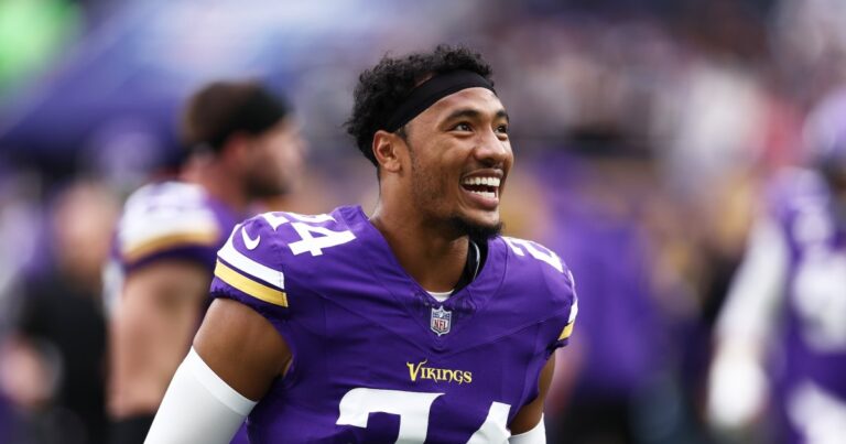 Minnesota Vikings Celebrate With Parent Trap Handshake