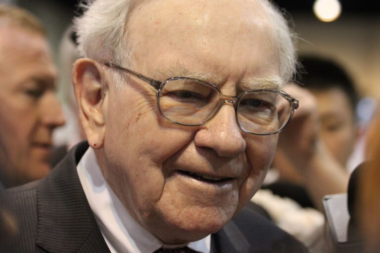 warren buffett in a group of people