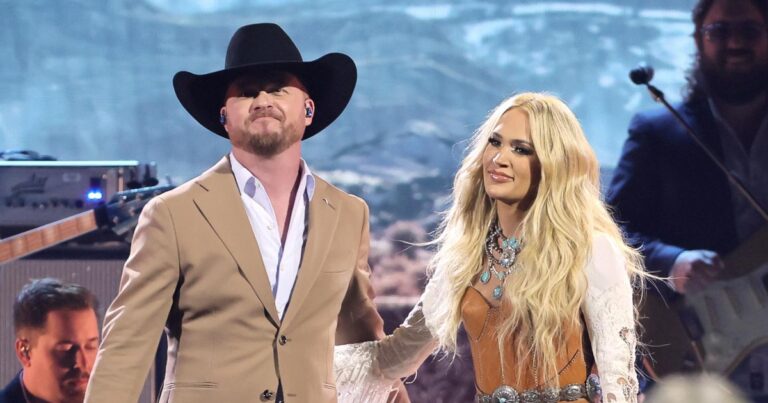 Carrie Underwood Makes Surprising CMA Awards Return to Duet With Cody Johnson 394