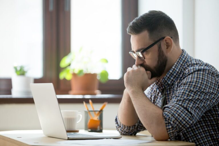 Stressed man with laptop pboAzQu