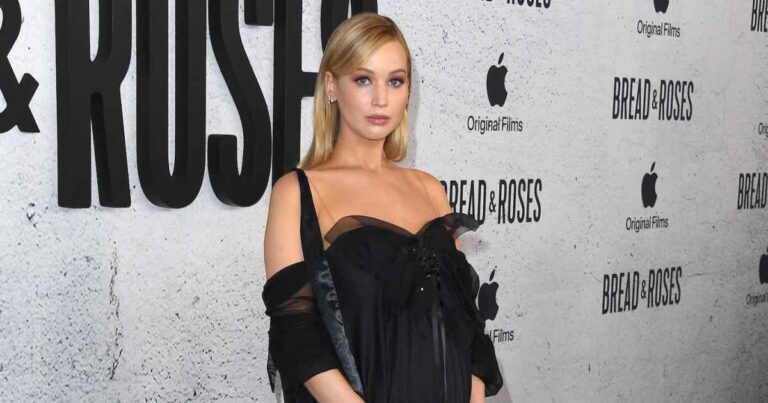 Jennifer Lawrence Baby Bump Album2