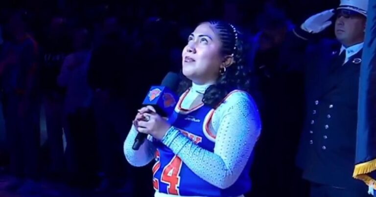 New York Knicks Anthem Singer Awkwardly Stops Song After Being Heckled 163