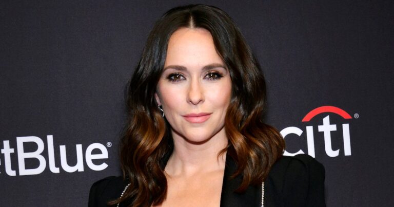 Jennifer Love Hewitt shares make up free selfie to celebrate birthday 1136499678